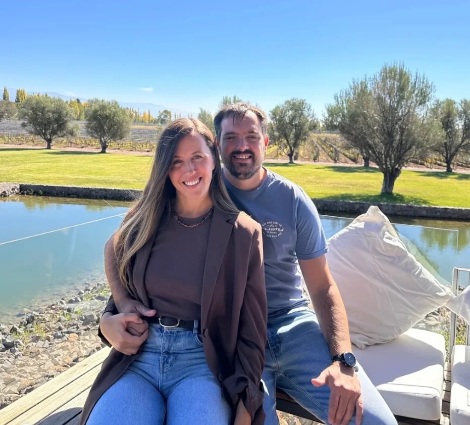 Dani y Gaby, fundadores de Welocal, en una bodega de Mendoza